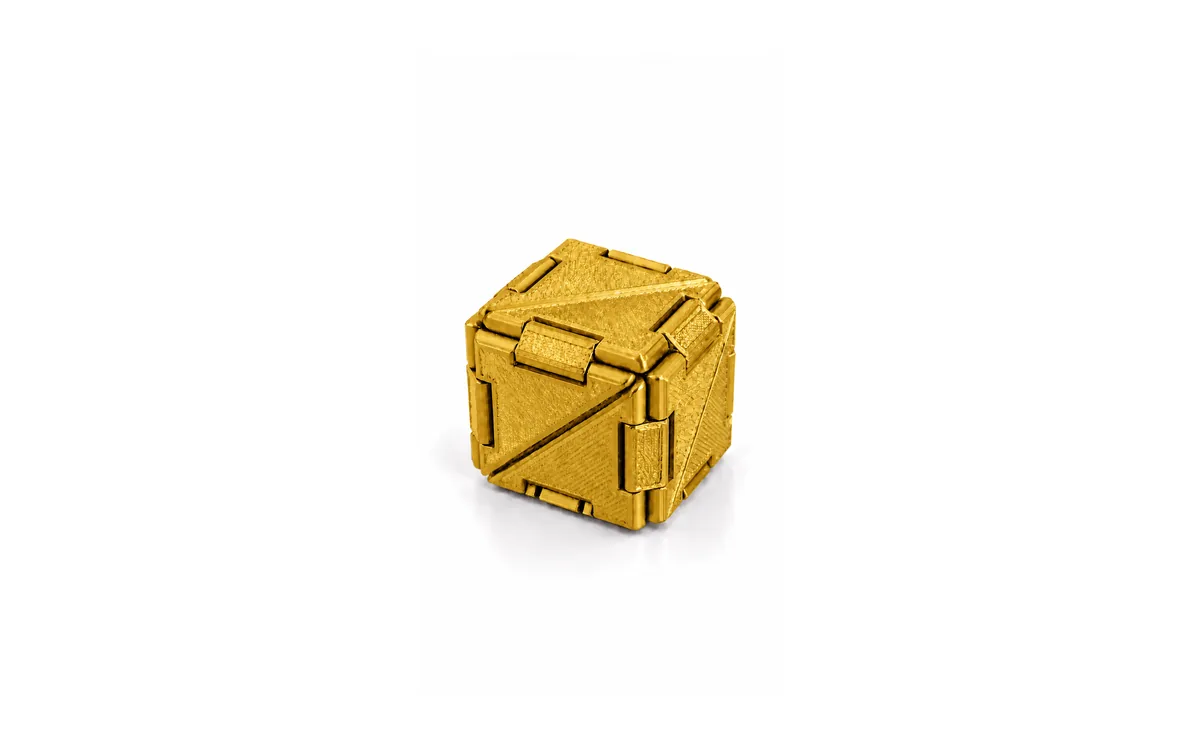 Fidget origami em formato de cubo, dourado, impresso em 3D pela Vektor